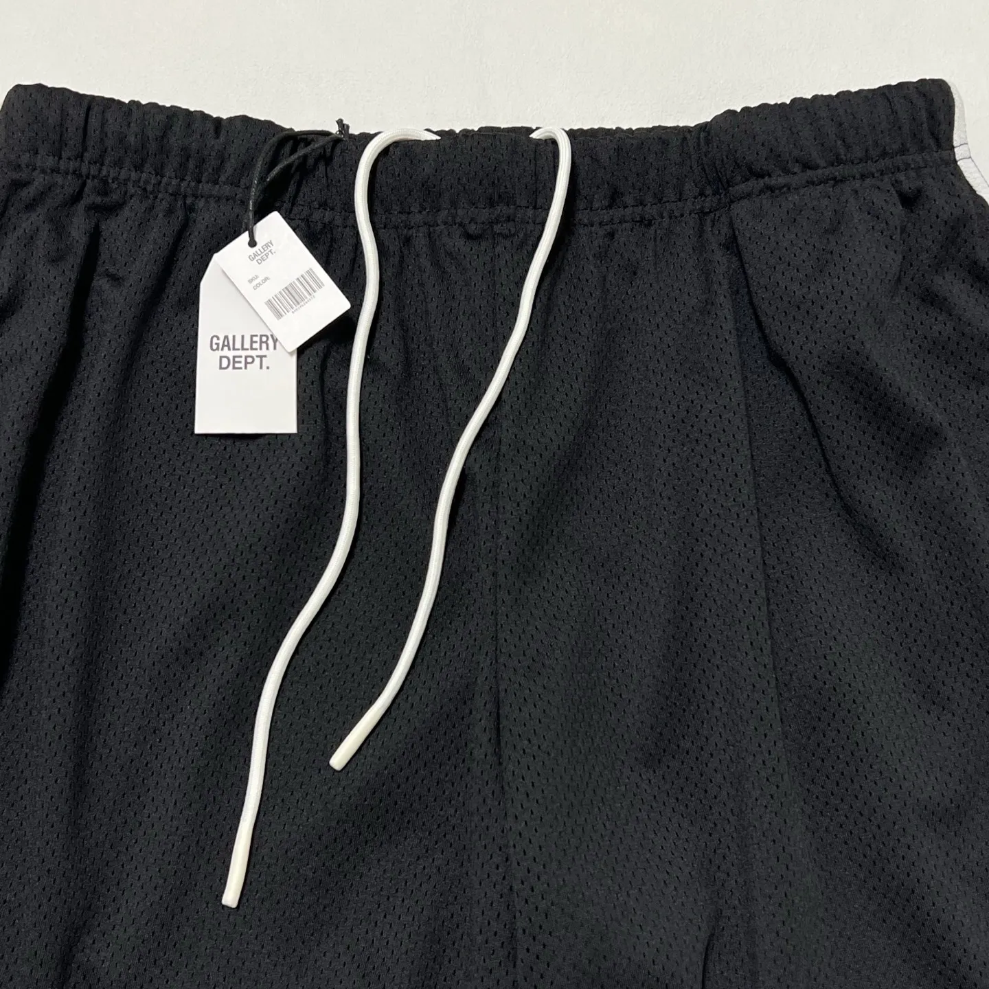 GALLERY DEPT. VENICE COURT SHORTS English mesh shorts Logo webbing wide-leg basketball shorts Black and white S-XL Original molding Loose wide-leg version American boys' first choice Breathable mesh fabric Superimposed soft material inside Comfortable and easy to match Custom-woven original consistent webbing/main mark/component wash mark Details are enlarged to follow